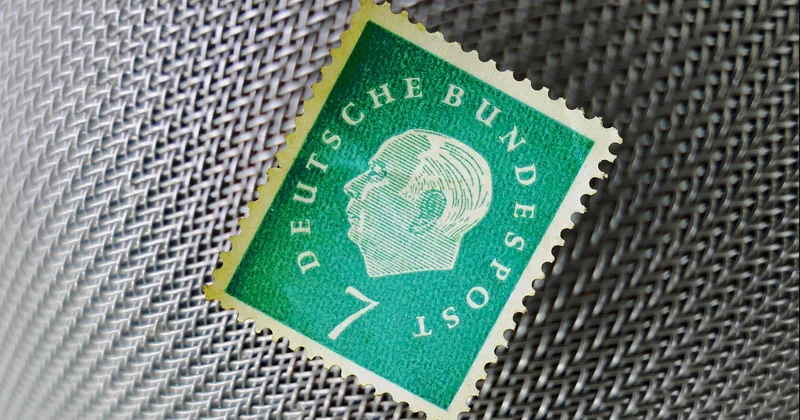 D'abord, clarifions le vocabulaire : « timbre » et « lettre », ce n'est pas la même chose
