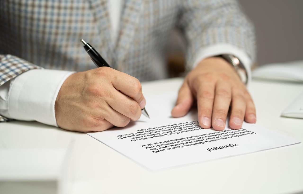découvrez les différents statuts juridiques pour votre entreprise en france. informez-vous sur les avantages et inconvénients de chaque option pour choisir celle qui correspond le mieux à vos besoins. assurez la pérennité et la conformité de votre activité avec nos conseils pratiques.